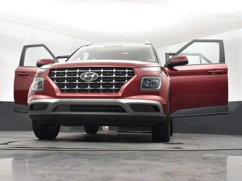 Used 2025 Hyundai Venue Limited FWD image 11