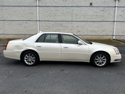 Used 2011 Cadillac DTS Luxury image 8
