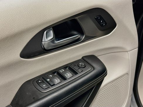 Used 2023 Chrysler Pacifica Touring-L FWD image 15