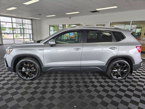 Used 2024 Volkswagen Taos SE FWD image 6