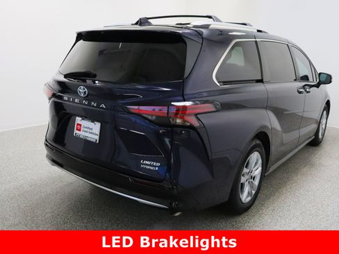 Used 2023 Toyota Sienna Limited image 7