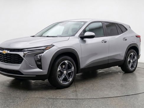 Used 2025 Chevrolet Blazer LT FWD image 3