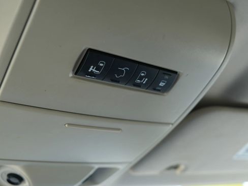 Used 2015 Chrysler Town & Country Touring image 42