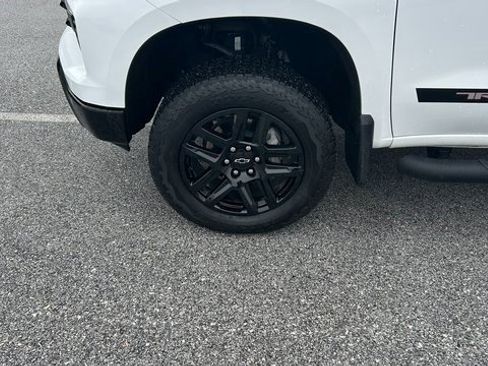 Certified 2024 Chevrolet Silverado 1500 LT Trail Boss w/ Convenience Package II image 10