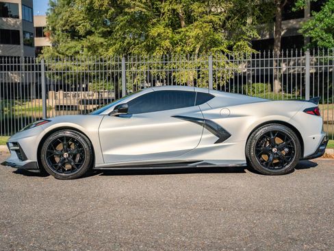 Used 2021 Chevrolet Corvette Stingray Coupe w/ Z51 Performance Package RWD image 9