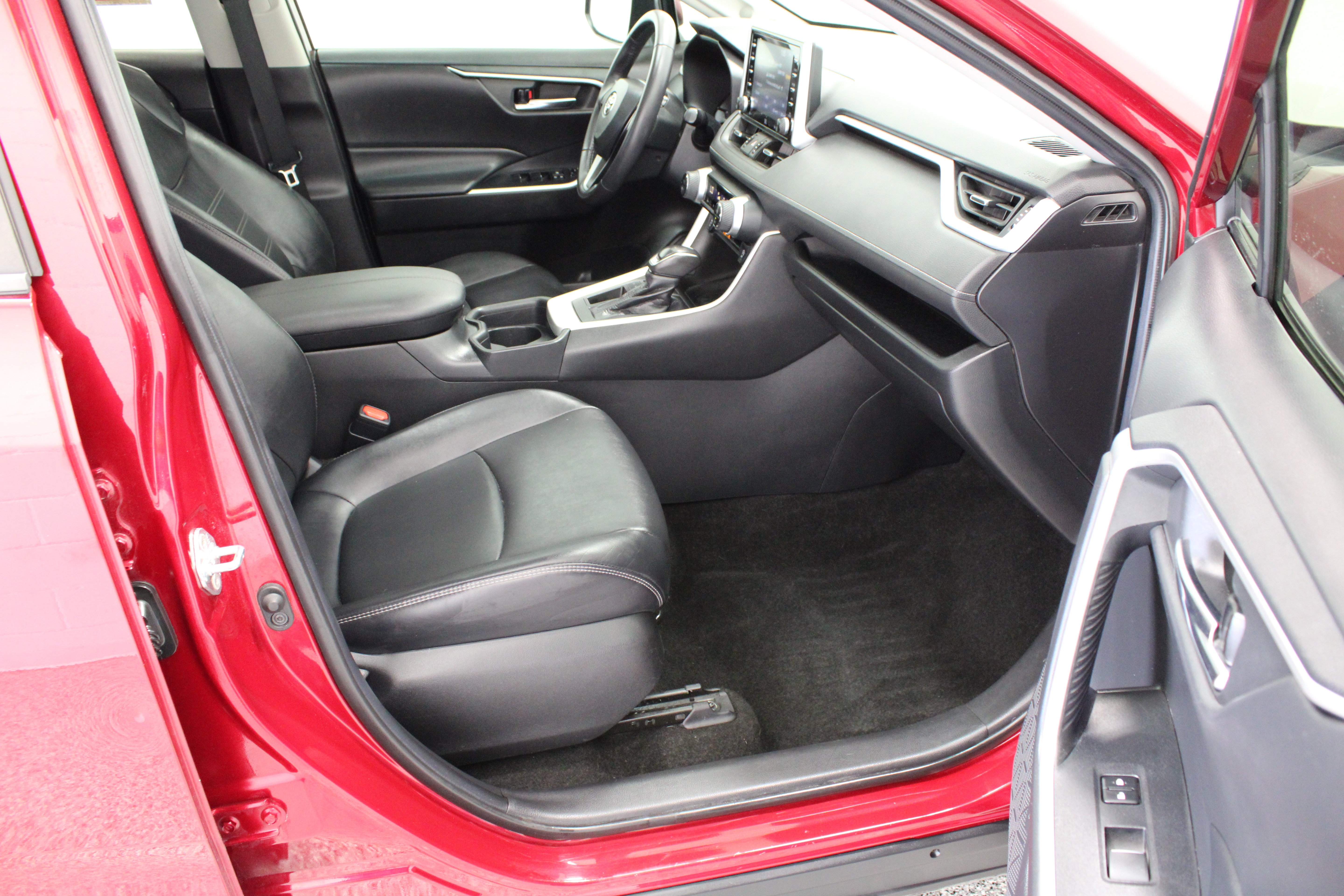 Used 2020 Toyota RAV4 XLE Premium FWD image 38