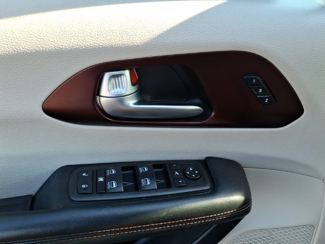 Used 2020 Chrysler Pacifica Limited FWD image 11