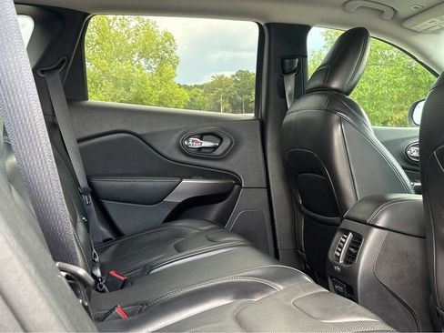 Used 2019 Jeep Cherokee Limited FWD image 8