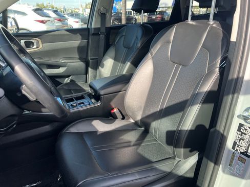 Used 2022 Kia Sorento EX w/ Panoramic Sunroof Package image 16