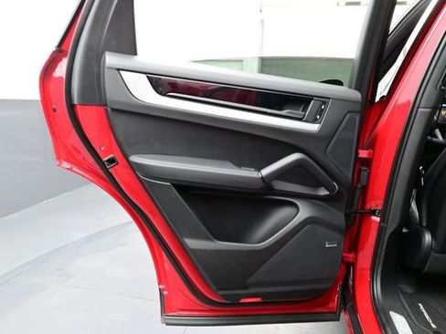 Used 2025 Porsche Cayenne image 13