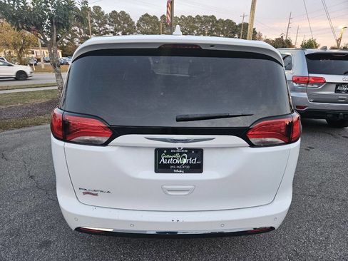 Used 2020 Chrysler Pacifica Touring w/ Tire & Wheel Group image 13