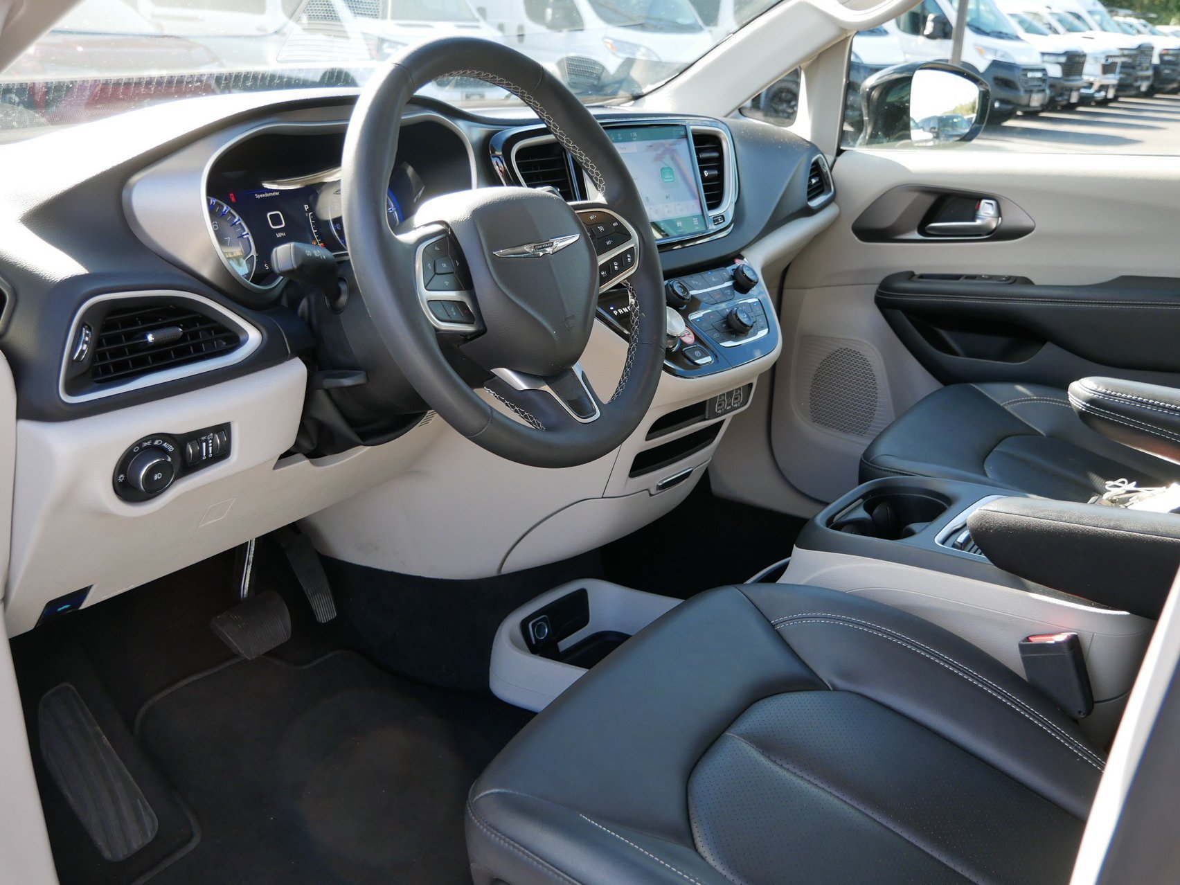Used 2024 Chrysler Pacifica Touring-L FWD image 8