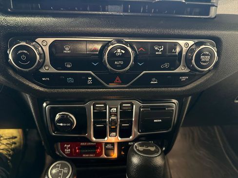 Used 2024 Jeep Wrangler Unlimited image 21