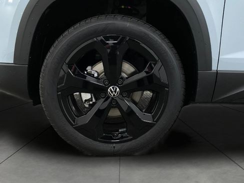 New 2026 Volkswagen Taos SE image 11