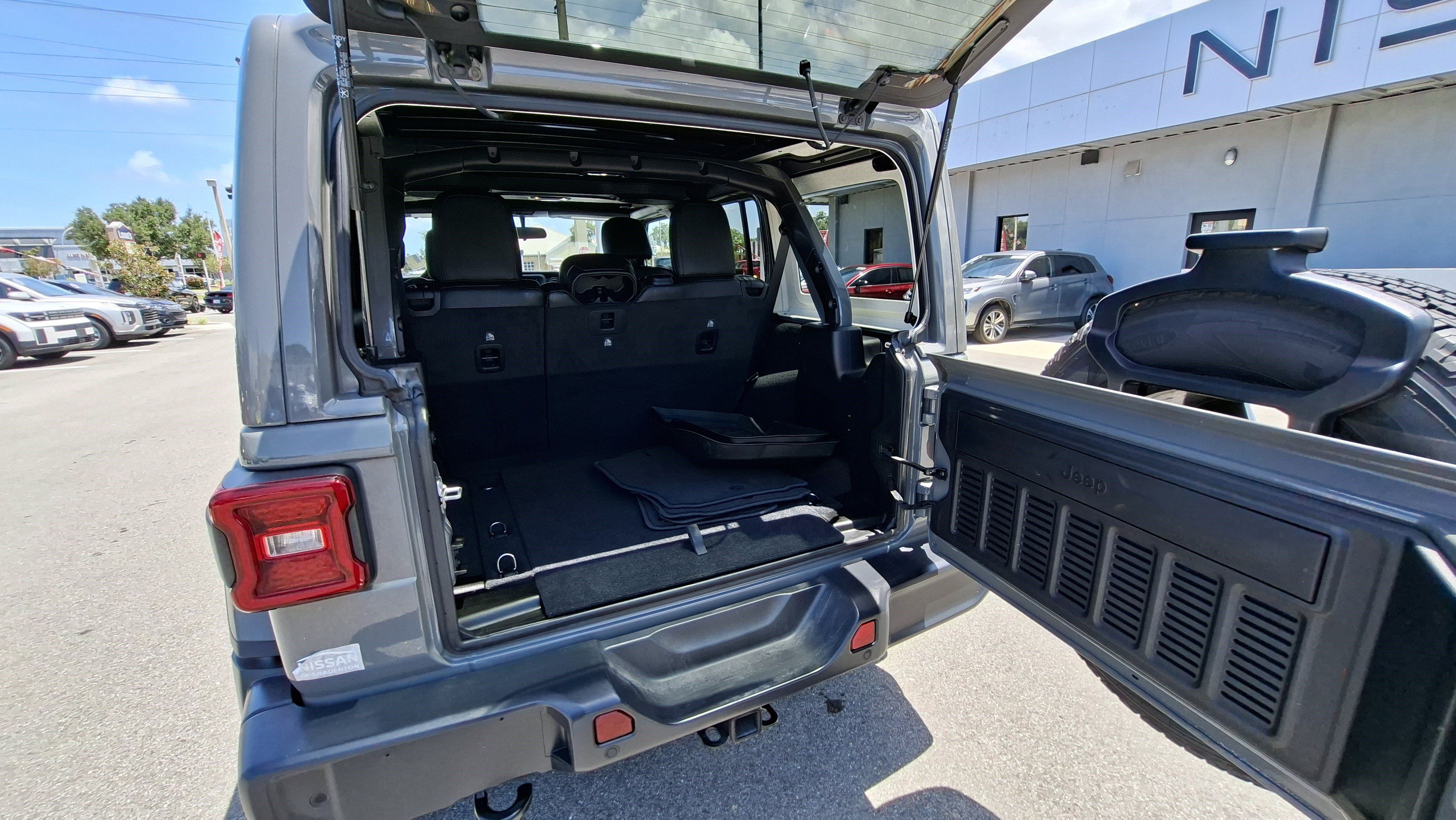 Used 2020 Jeep Wrangler Unlimited Sahara w/ LED Lighting Group AWD/4WD image 21