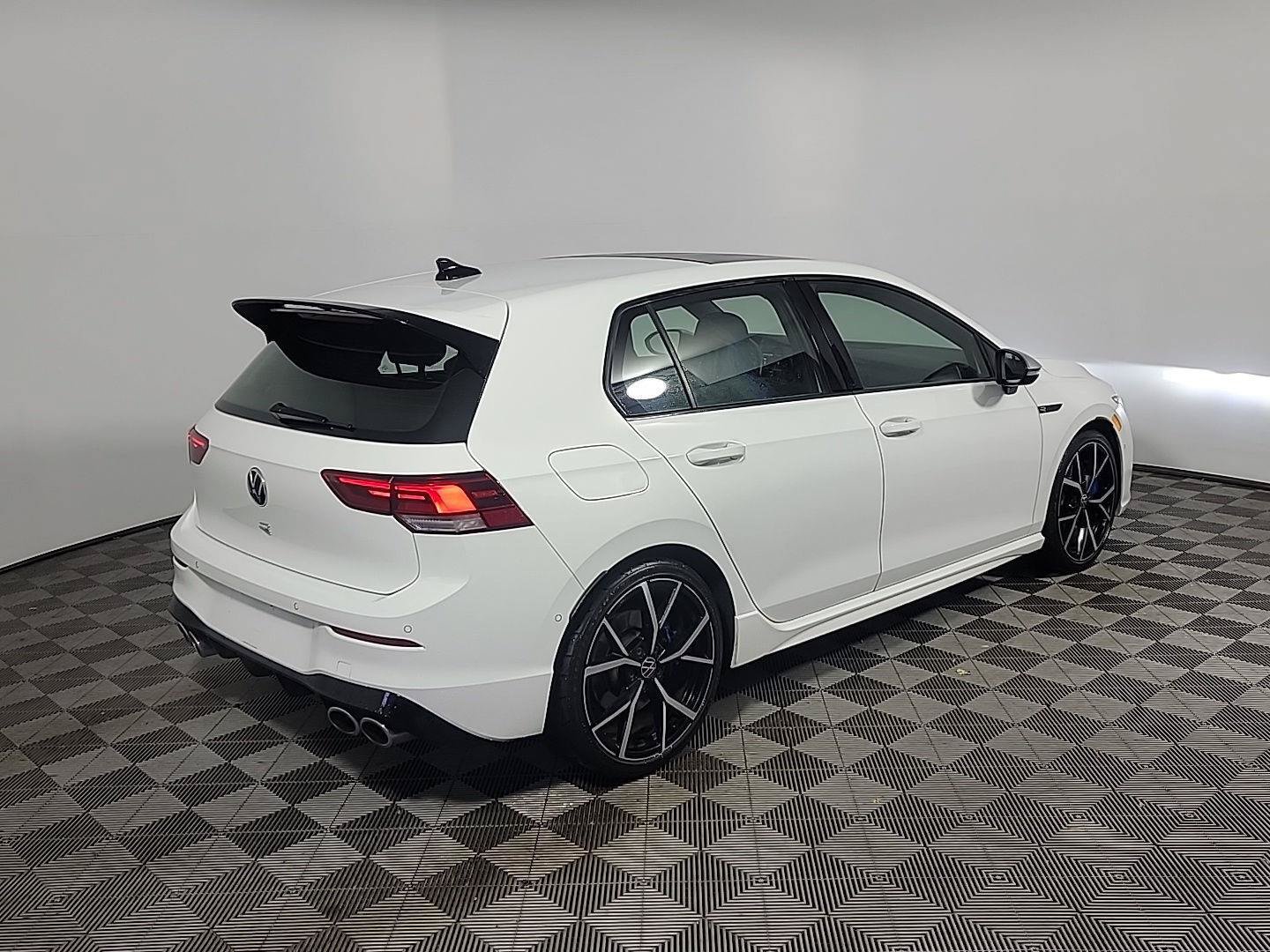 Used 2024 Volkswagen Golf R AWD/4WD image 4