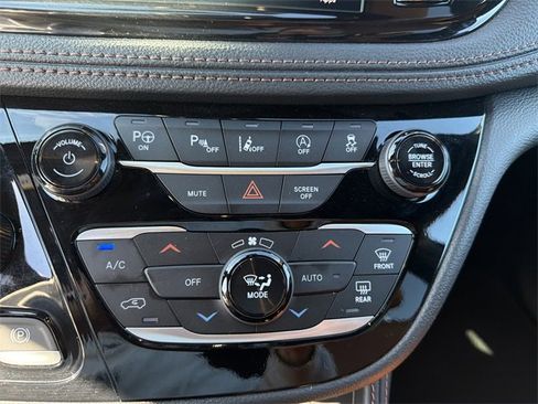 Used 2024 Chrysler Pacifica Pinnacle w/ Trailer Tow Group image 28