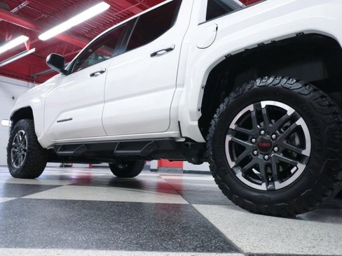 Used 2025 Toyota Tacoma TRD Sport AWD/4WD image 36