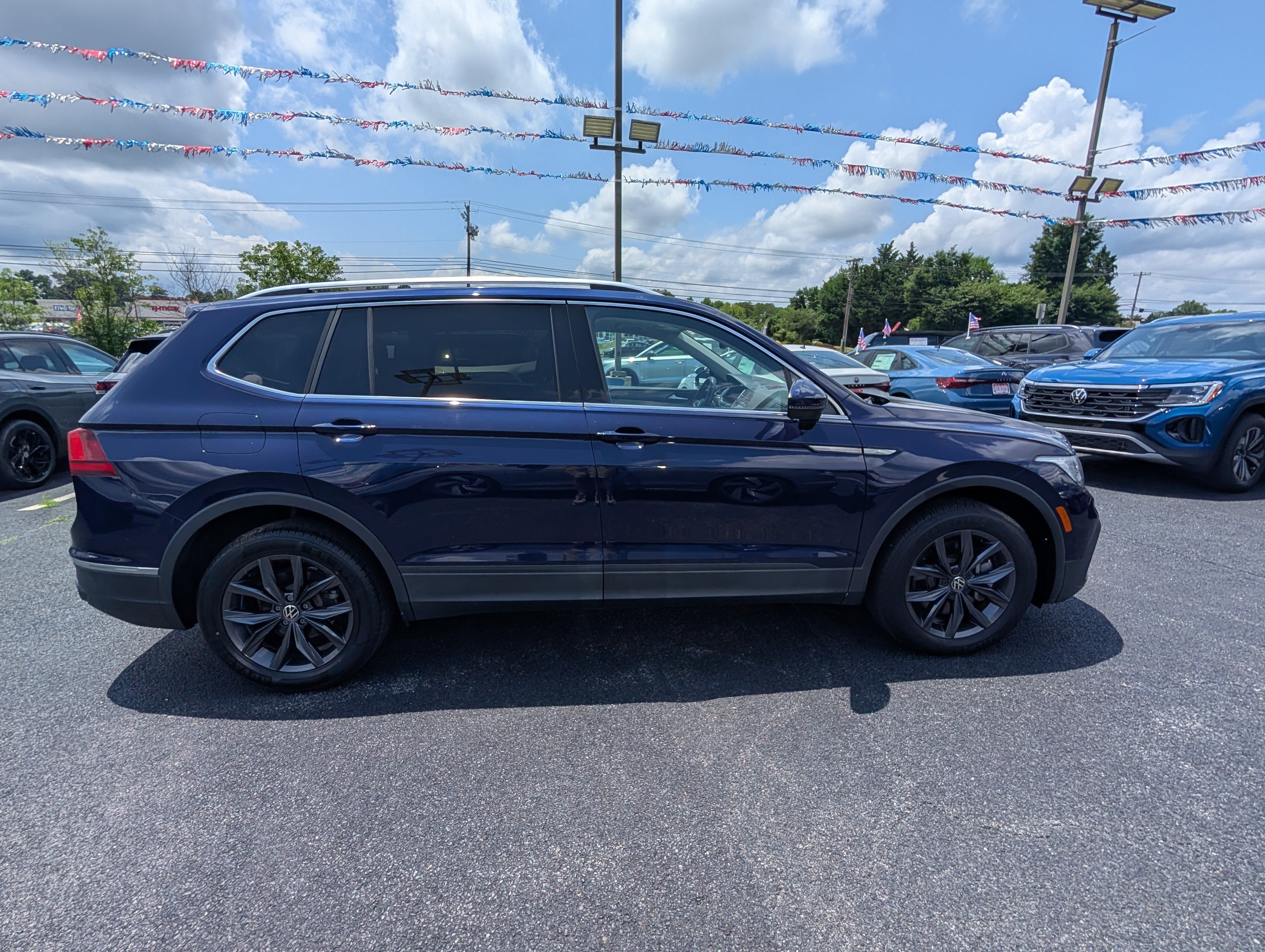 Used 2023 Volkswagen Tiguan SE w/ Panoramic Sunroof Package FWD image 2