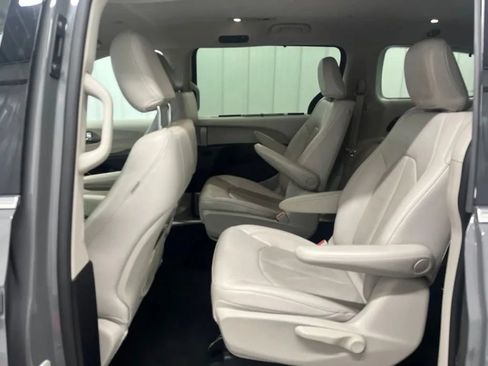 Used 2021 Chrysler Pacifica Touring-L FWD image 15