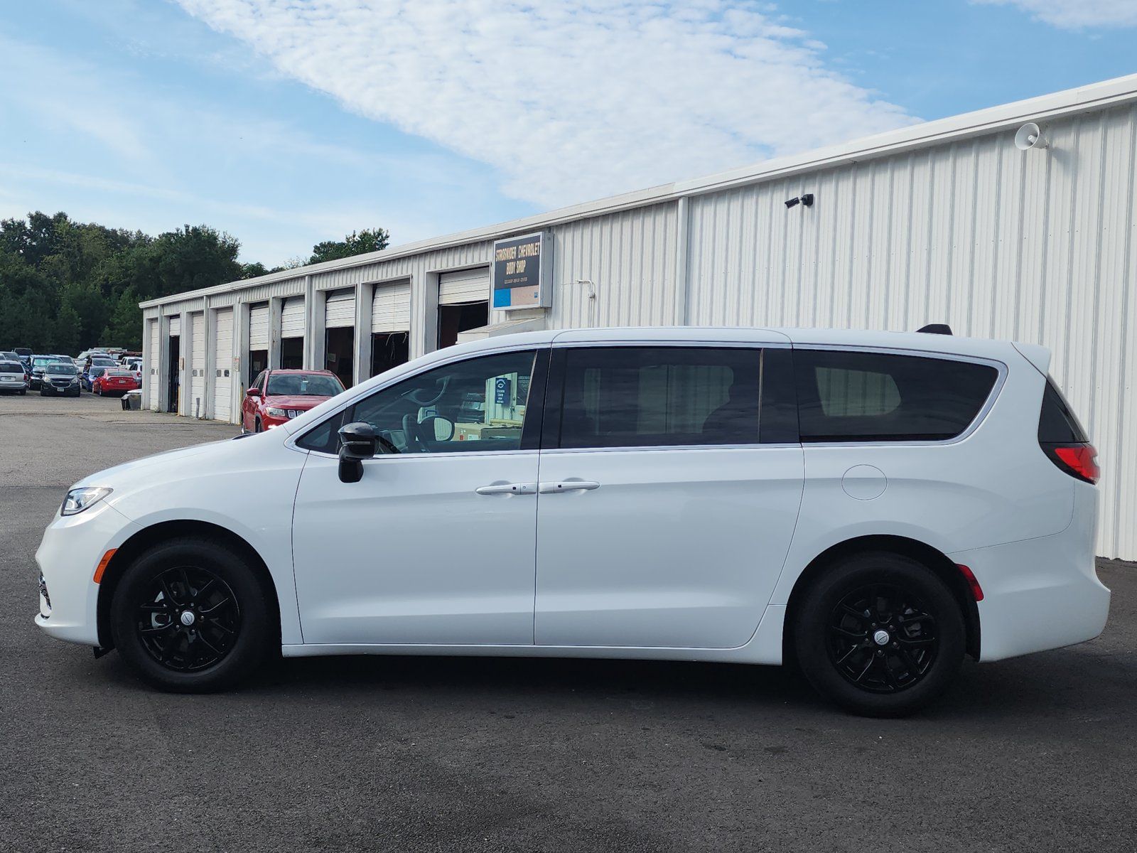 Used 2025 Chrysler Pacifica Select FWD image 2