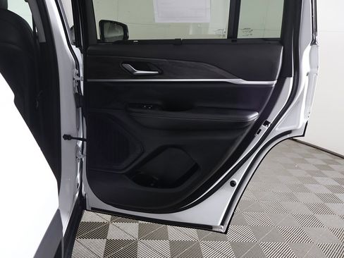 Used 2023 Jeep Grand Cherokee Limited w/ Luxury Tech Group II image 28