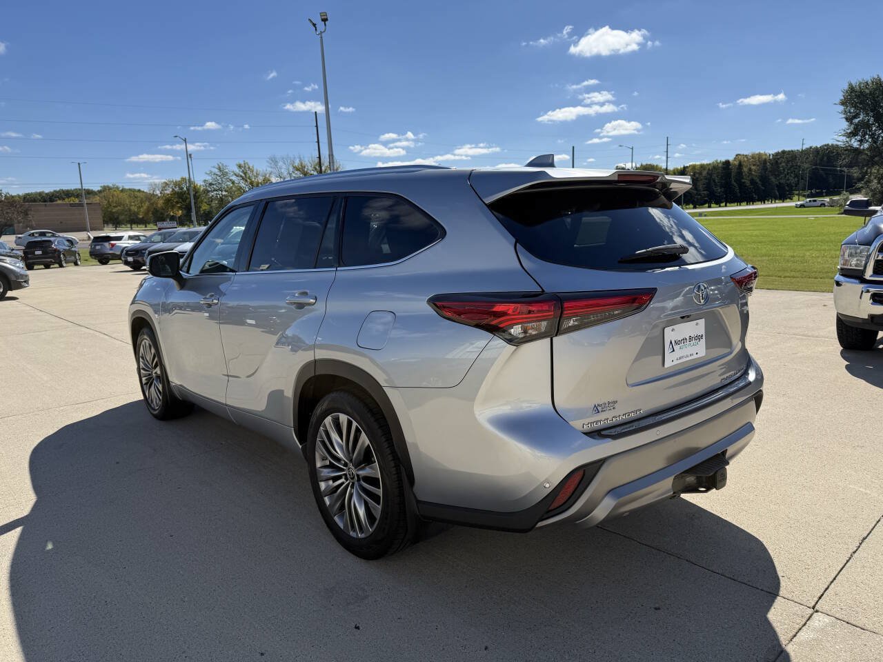 Used 2021 Toyota Highlander Limited AWD/4WD image 3