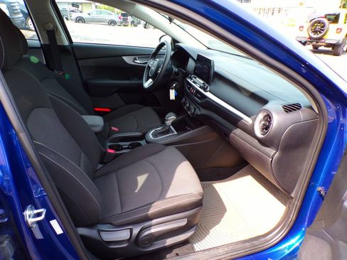 Used 2023 Kia Forte LXS w/ LXS Technology Package FWD image 7