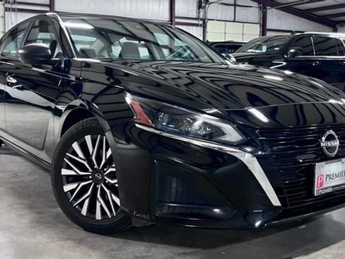 Used 2024 Nissan Altima 2.5 SV FWD image 1