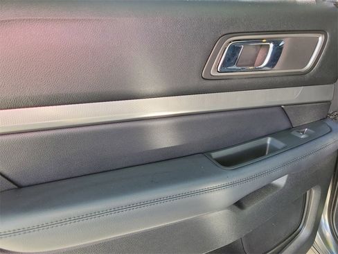 Used 2018 Ford Explorer XLT w/ Equipment Group 202A image 16
