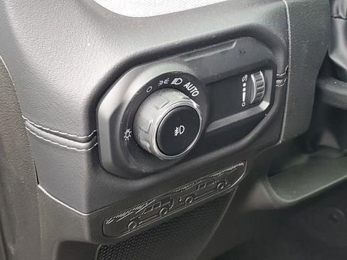 Used 2025 Jeep Wrangler Sahara image 7