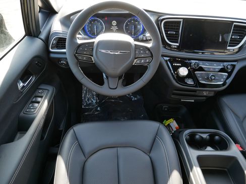 New 2026 Chrysler Pacifica Select w/ S Appearance Package image 13