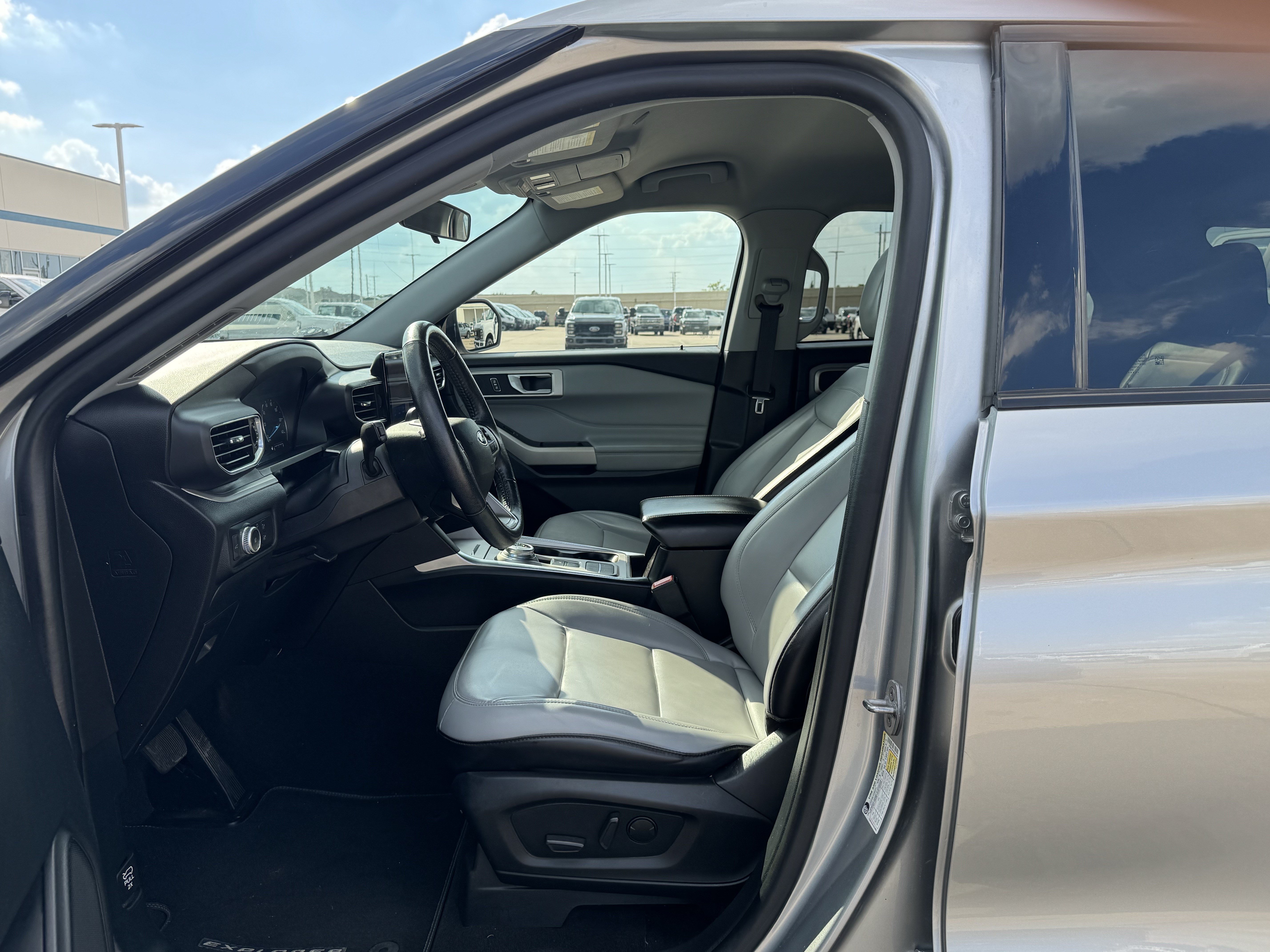 Used 2021 Ford Explorer XLT w/ Equipment Group 202A RWD image 15