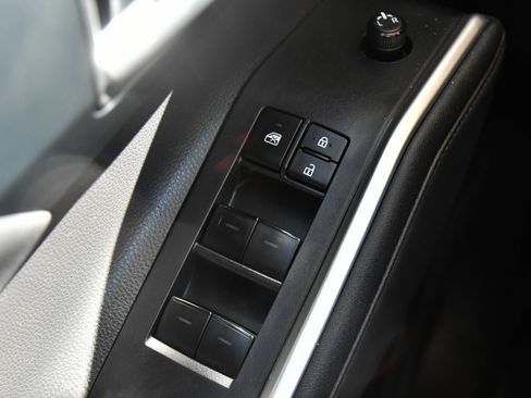 Used 2024 Toyota Highlander XLE FWD image 35