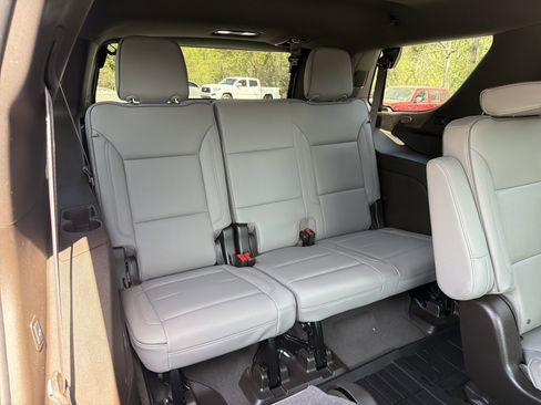 Used 2024 GMC Yukon SLT w/ SLT Luxury Package image 19