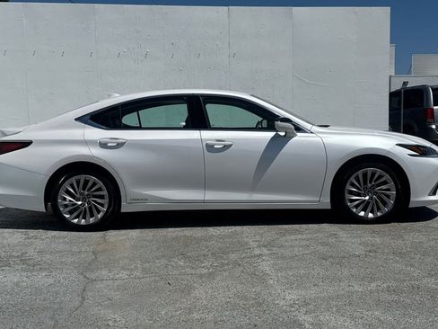 Used 2021 Lexus ES 300h w/ Accessory Package 2 FWD image 2