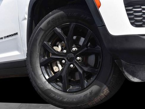 Used 2024 Jeep Grand Cherokee Altitude AWD/4WD image 3