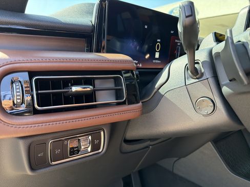 Used 2025 Lincoln Aviator Reserve w/ Luxury Package RWD image 25