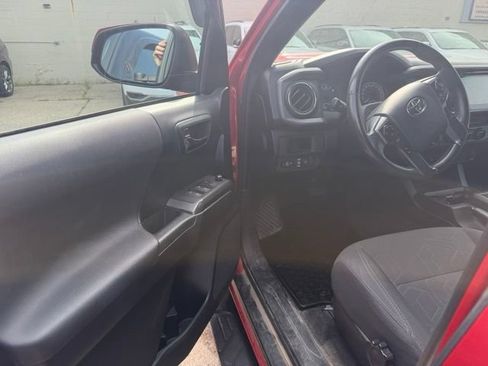 Used 2018 Toyota Tacoma TRD Sport AWD/4WD image 7