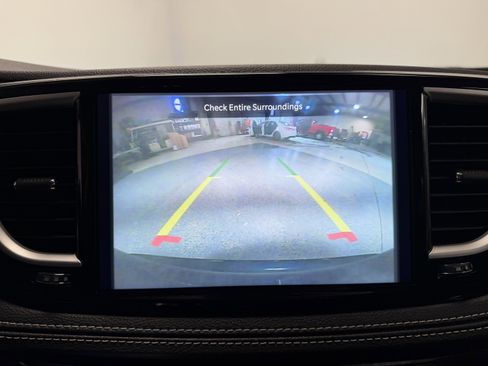 Used 2024 Chrysler Pacifica Touring-L image 13