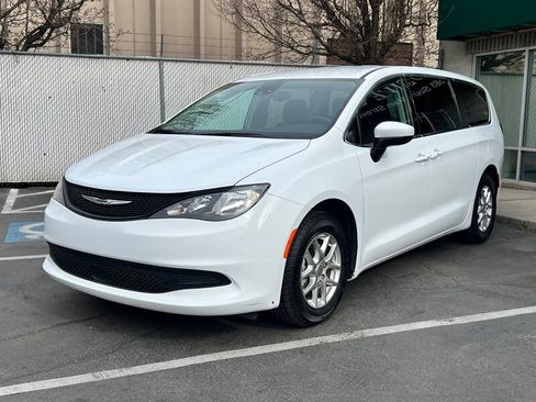 Used 2023 Chrysler Voyager LX image 3