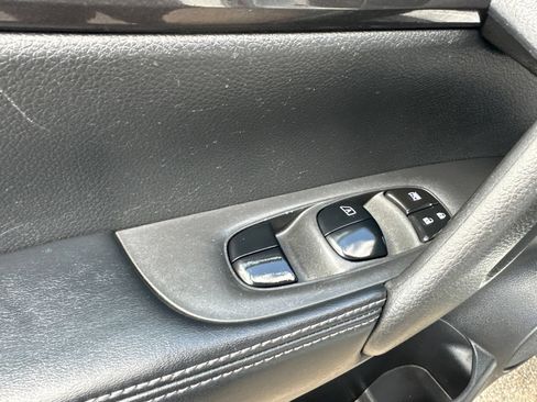 Used 2019 Nissan Rogue SV AWD/4WD image 18
