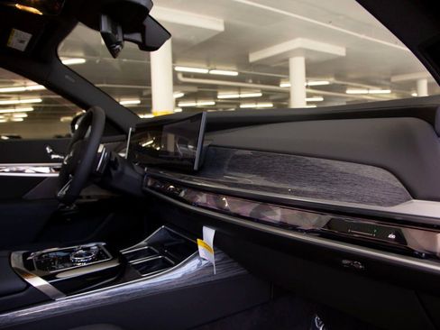 Used 2025 BMW 760i xDrive w/ Executive Package image 33