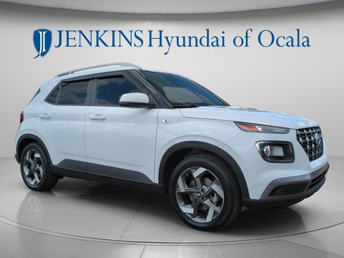 Certified 2021 Hyundai Venue SEL FWD image 1
