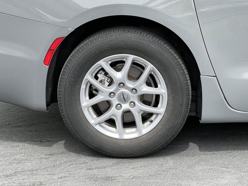 Used 2022 Chrysler Pacifica Touring-L FWD image 15