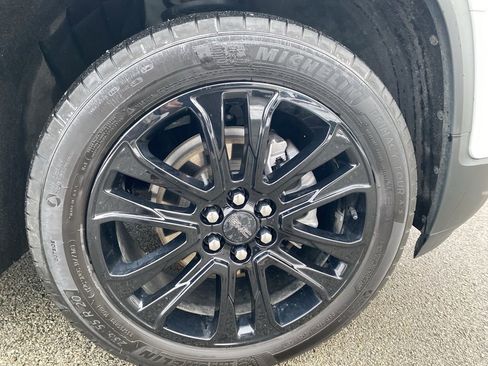 Used 2023 GMC Acadia SLT w/ Elevation Edition image 7