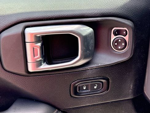 Used 2023 Jeep Wrangler Unlimited Sahara AWD/4WD image 19