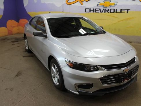 Used 2018 Chevrolet Malibu LS FWD image 2