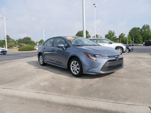 Used 2025 Toyota Corolla LE image 8