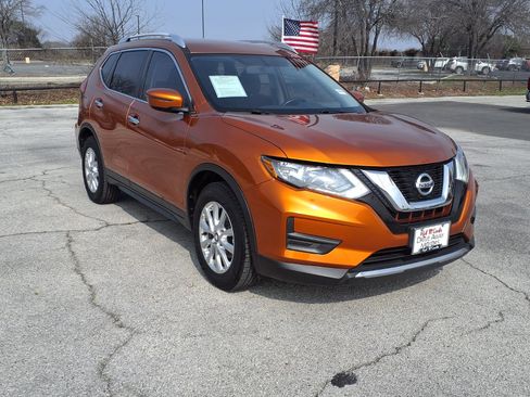 Used 2017 Nissan Rogue SV image 3